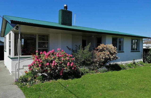 Super Central Cosy Kiwiana Greytown House with Garage