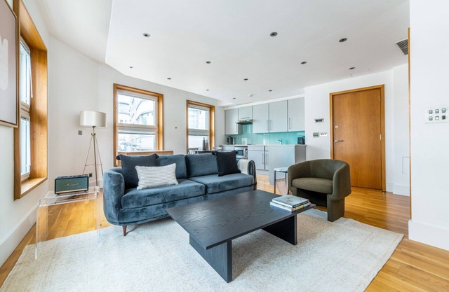 Super Central Piccadilly Studio w/A/C nr. Leicester Square, by Blueground
