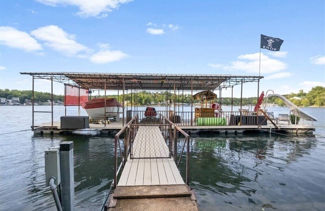 SUPER CLEAN! - Great Cove! on 8mm w/SUP & Kayak, dock w/waterslide & tiki bar