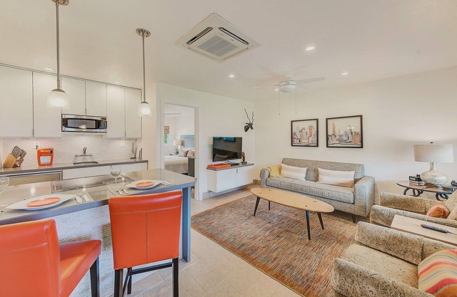 Super-cute 1/1 on ICW, walk to Gulf beaches. 1+ Month stay