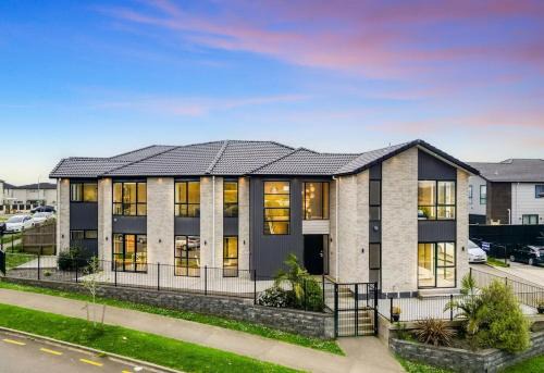 Super-Large House 7 ensuites