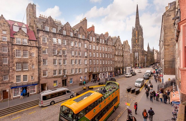 Superb 1 bedroom + sofabed on the famous Royal Mile, 150 metres to Edinburgh Castle