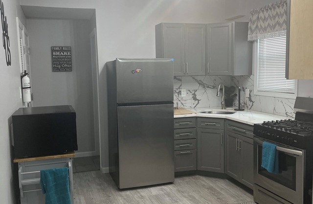 Superb 2-bedroom apartment in charming Newark with AC, WiFi, dresser