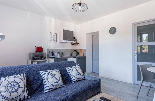 Superb apartment ideally located between the city centre and the old town.