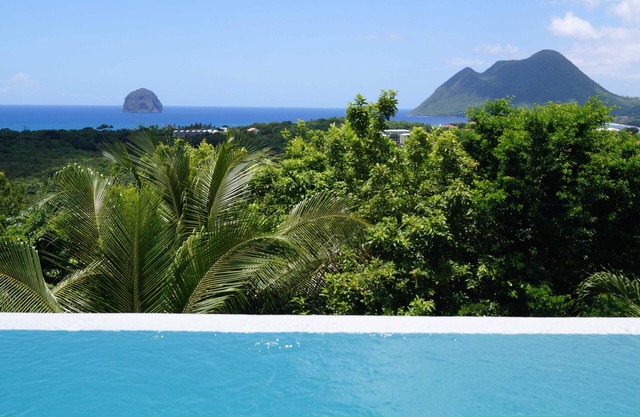 SUPERB LUXURY 2-BEDROOM 2-BATHROOM APARTMENT WITH SEA VIEW INFINITY POOL