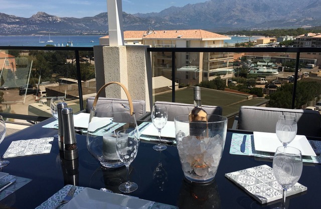 Superb luxury apartment sea and mountain views 100 m from the beach