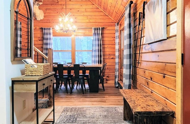Superb Nature Lodge 5 Minutes to Gore Mountain with Hot Tub, Firepit & Fireplace