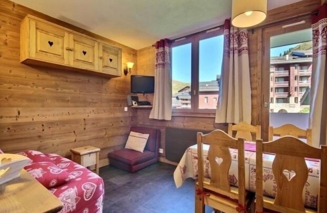 Superb studio-cabin for 4 on the slopes, balcony, ski locker, parking