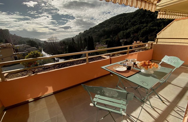 Superb T2 apartment in residence with swimming pool, tennis court and garage