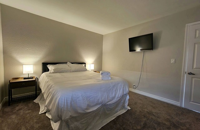 Superhost 5 Star Service with 2 Bedrooms