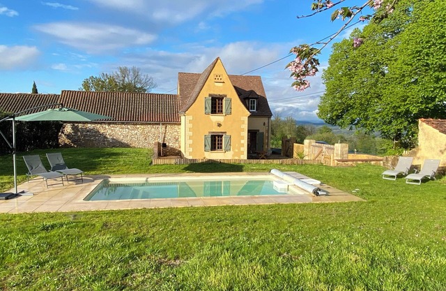 "Sur la colline": country house with heated pool, near Sarlat.