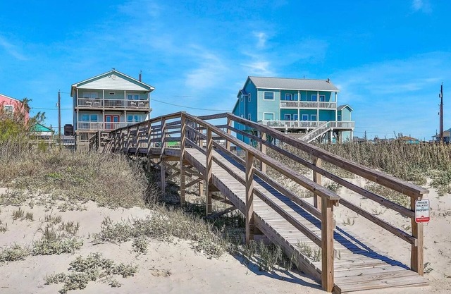 Surfside SeaEsta - BEACHFRONT house with PRIVATE walkway and FOUR decks