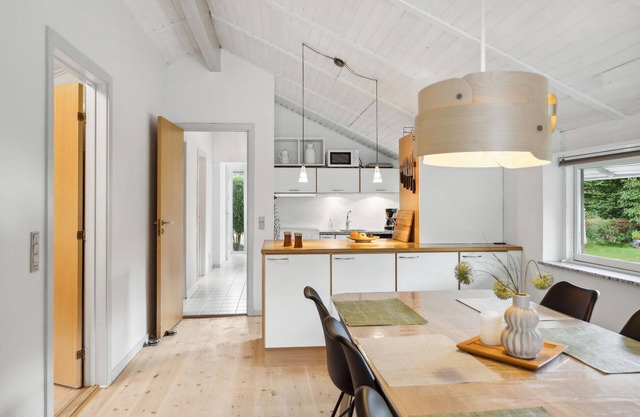 Surrounded by waters, forests and meadows, this friendly cottage welcomes you.