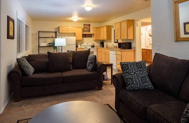 SW Portland Close in 2 bedroom unit on private forested lot. Close to OHSU