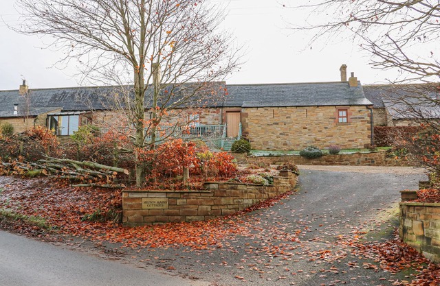 SWALLOW COTTAGE, pet friendly, with hot tub in Milton