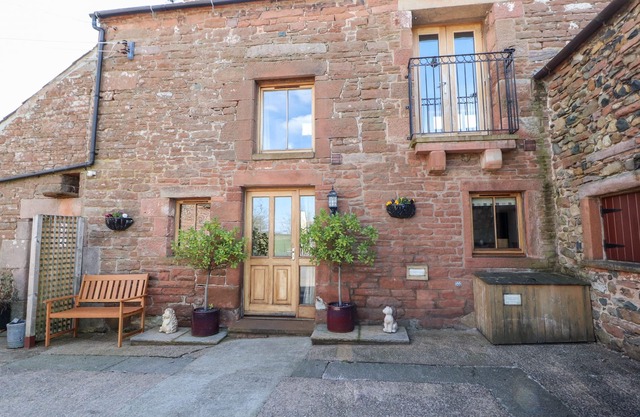 SWALLOW'S NEST, family friendly, character holiday cottage in Penrith