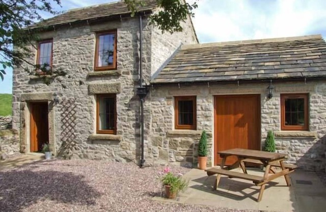 SWALLOWS BARN, character holiday cottage in Cressbrook