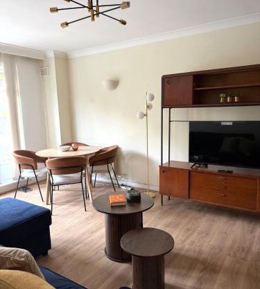 Swanky two bedroom flat with balcony near swiss cottage and regents park