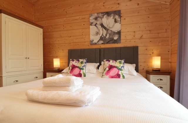 SWAYTHORPE LODGE, pet friendly, with a garden in Nafferton