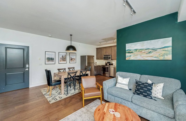 Sweeping Mountain Views, Walk to Lifts, Pet Friendly, Close to Town!