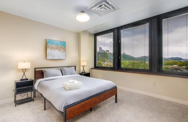 Sweeping Stadium Views TOP LOCATION BEST VIEWS 24-7 Gym Lounge Roku