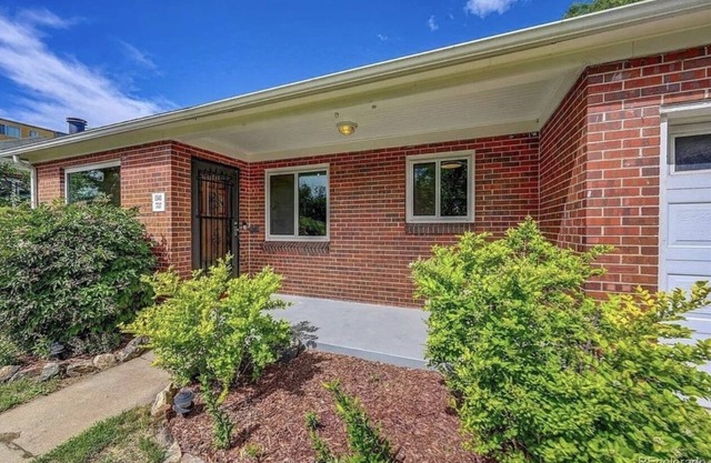 Sweet bungalow located near downtown Denver. Pet-friendly! n