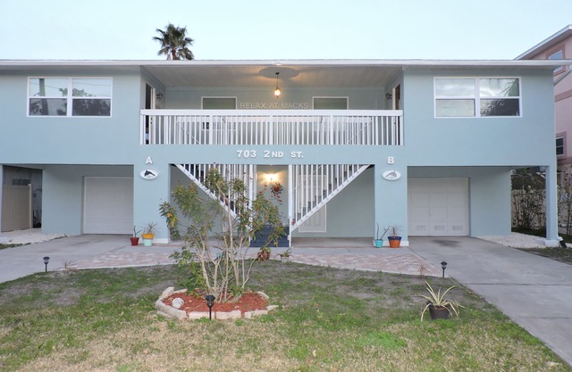 Sweet! Indian Rocks Beach Rental, 1/2 Duplex, B, Renovated, Short walk to Beach