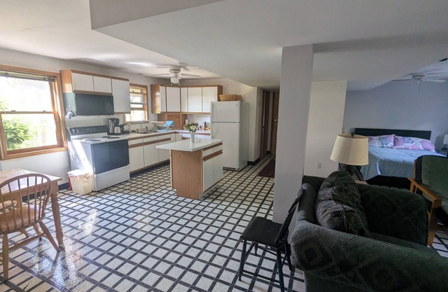 Sweet kid & pet friendly studio near Ithaca & Watkins