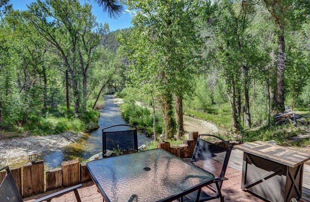 Sweet Log Cabin on the banks of Chalk Creek