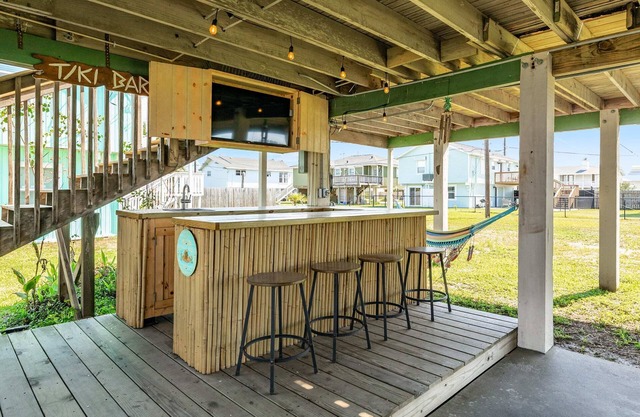 Sweet Pineapple by the Sea: Where Life’s a Beach!