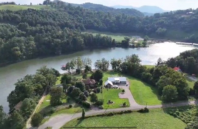 Sweet Water Estate - luxury lakefront with slip, Watauga Lake