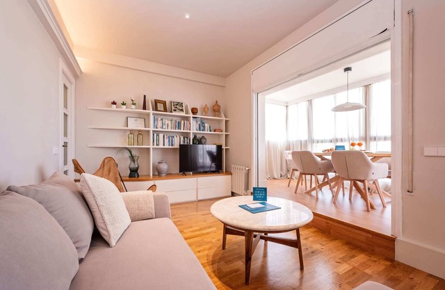 Sweett | Atic Eloi - Two Bedroom Apartment, Sleeps 5