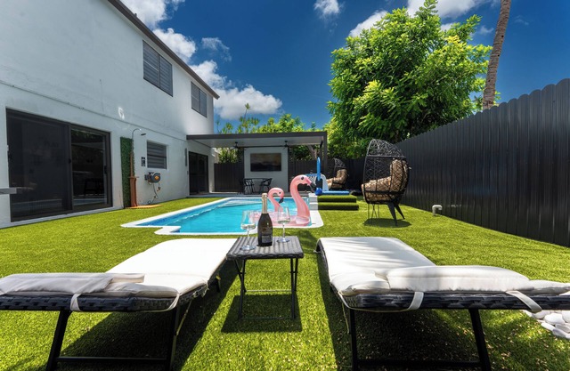 Swim, Sip & Stay-Your private POOL Gateway!Midway to Key Largo and Miami Beach.