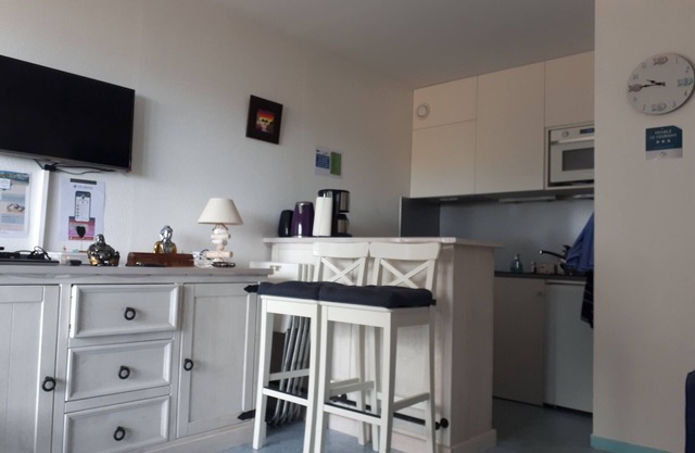 T2 APARTMENT IN RESIDENCE FACING THE SEA