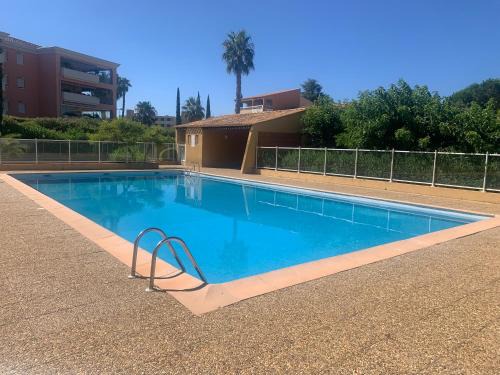 T2 en rez de jardin avec piscine