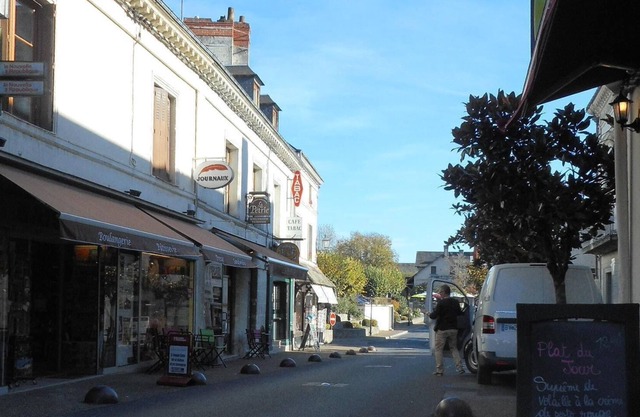 T2 - Heart of town - Azay le rideau