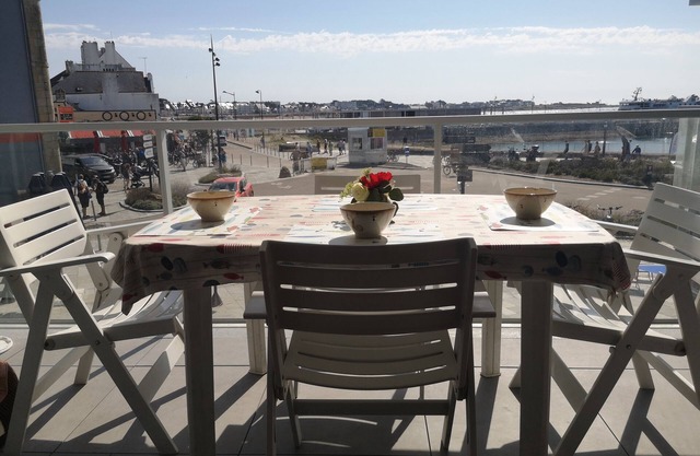 T2 sea view, secure entrance and parking, all on foot.