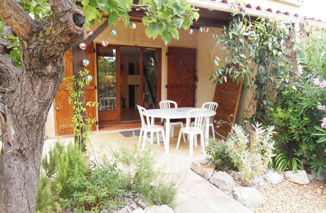 T3 air-conditioned villa with garden in residence with swimming pool 3 km from the sea