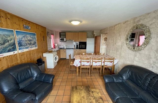 T3 Apartment in Saint-Jacques-des-Blats, 2 bedrooms, parking, pets welcome