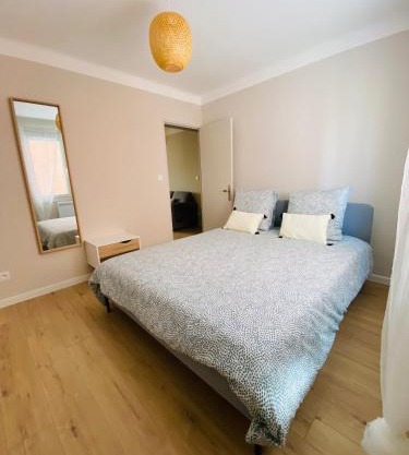 T3 NEUF centre village COLLOBRIERES