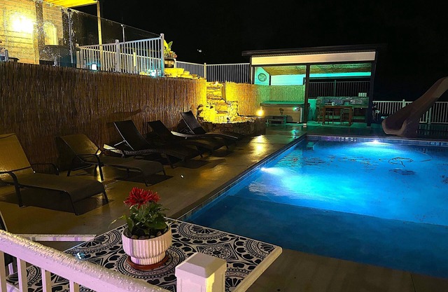 Table Rock Lake Mega-Villa: Sleeps 29, Private Pool & Hot Tub, 3 mins to SDC!