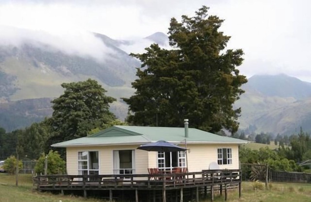 TAKAKA GOLDEN BAY HOBBIT AND LORD OF THE RINGS.