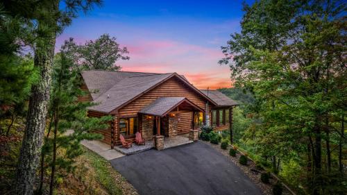 Take Me Down to "Bearadise City", a Luxurious 4 BR Cabin Nestled in the Cobbly Knob Resort!