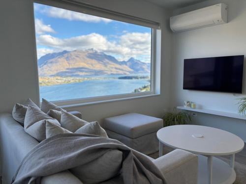 Takitimu Villa Remarkables View - Boutique Luxury, Private Bath with Stunning View