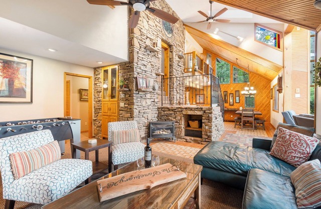 Tall Pines Sanctuary in a 40 Acre Forest-Game Table HotTub Car Charger Very Private Community Pool