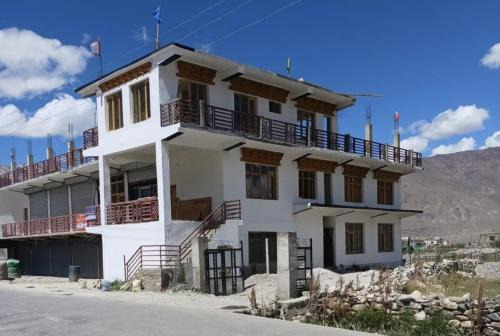 Tashi Khangsar