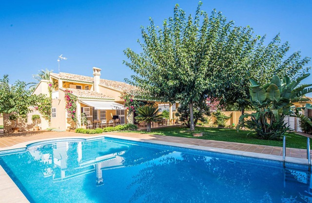 Tasteful and spacious villa with swimming pool in Playa Corinto.