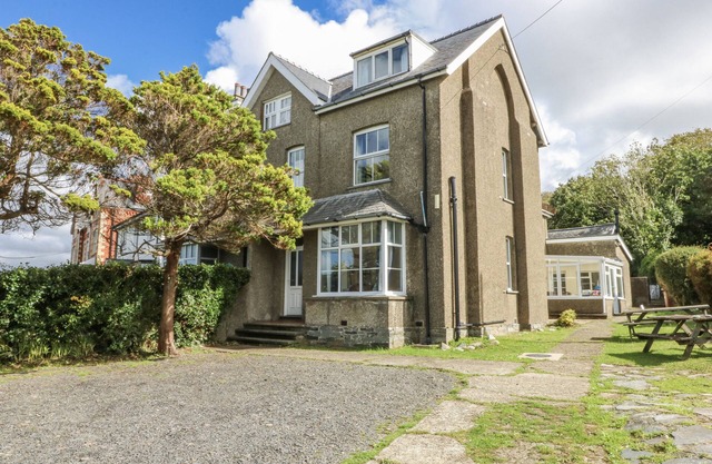 TAWELFAN, pet friendly, country holiday cottage in Llwyngwril