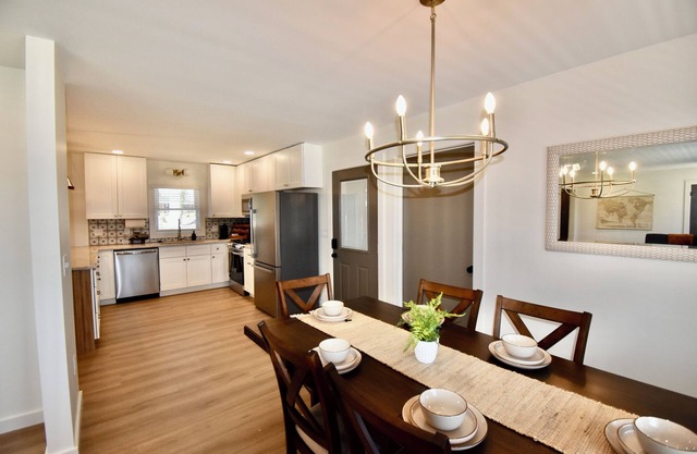 Taylors - 4BR home King Beds HI Speed WIFI Newly remodeled Open Floorplan