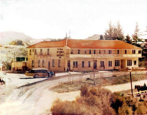 Te Puia Hot Springs Hotel